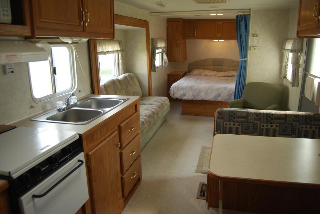 Crescent Bar Camping Resort Studio Cabin 1 Trinidad Bagian luar foto